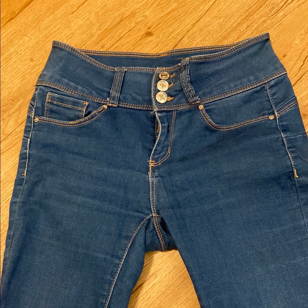 Classic Blue Cropped Ankle Jeans with Rolled Cuffs